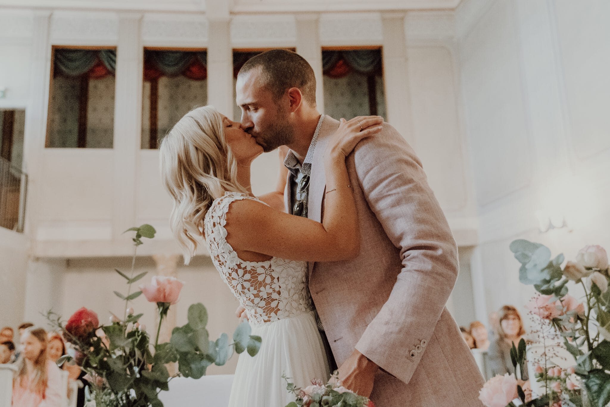 Harry und Nadine küssen sich im Festsaal mit Blumen